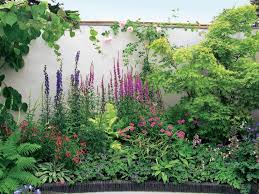 Eine Mauer Ist Kostspielig Aber Wirkungsvoll Die Solide Grenze Wirft Schall Von Aussen Zuruck Der Putz S Gartengestaltung Larmschutz Garten Ummauerter Garten