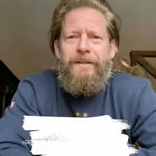 Deze week schuift niemand minder dan Thomas Bruning aan bij het  Bonusprogramma. Thomas kun je o.a kennen van zijn baan als algemeen  secretaris van de NVJ. En wij gaan het gesprek aan