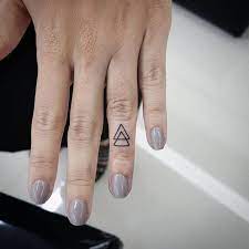 1001 Finger Tattoo Ideen Und Ihre Bedeutung Finger Tattoos Tattoo Ideen Ringfinger Tattoo