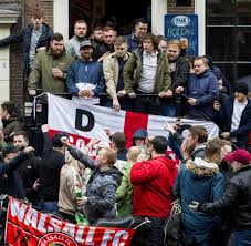Unter die randalierer haben sich auch teenager gemischt. Randale In Amsterdam Polizei Nimmt 90 Englische Fans Vor Landerspiel Fest Welt