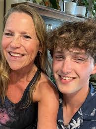 Melody Estes's Instagram, Twitter & Facebook