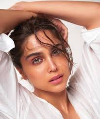 Summer 2025 beauty trends: UAE residents and top makeup artists reveal how  to glow through the heat