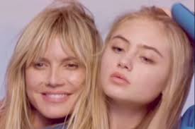 Und auch abends noch warm genug, um bei einem gespräch draußen zu sein. Heidi And Leni Klum Are Twins In Behind The Scenes Vogue Video