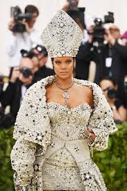 The met gala 2018 unfolded last night, and as well as the incredible dresses and lavish theme, some seriously 9 of the most awkward things to happen at the met gala 2018. Met Gala 2018 Veja Os Looks Das Celebridades No Tapete Vermelho Revista Glamour Tapete Vermelho