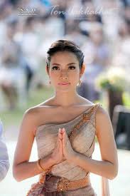 Wer im gebirge von einem unwetter überrascht wird, dem droht lebensgefahr. 34 Thai Wedding Ideen Hochzeit Traditionelle Brautkleider Thailandisches Kleid