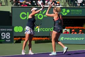 Markéta vondroušová soupeří se španělkou badosaovou, deblistky barbora krejčíková a kateřina siniaková čelí australankám bartyové a sandersové. Skvele Krejcikova A Siniakova Jsou Novymi Svetovymi Jednickami Ve Ctyrhre Isport Cz