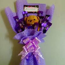 Cara mudah, ringkas dan cepat untuk menghasilkan jambangan bunga menggunakan coklat dan bunga. Tutorial Buat Coklat Bouquet Comel