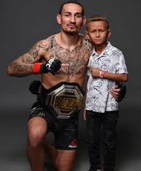 Max holloway é um lutador de mma americano, ele compete nos peso pena do ultimate fighting. Ufc Featherweight Icon Max Holloway Visits A Local Hospital With Gifts Essentiallysports