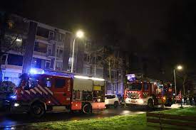 Bij de brand aan de meppelweg in den haag heeft dinsdagnacht een zwaargewonde vrouw enige tijd zonder hulpverlening op de stoep gelegen in de regen. Zwaargewonde Bij Woningbrand Meppelweg Den Haag District8 Net