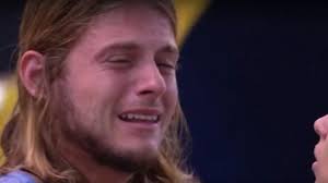 BBB20: Daniel cai no choro, fala sobre desistir do confinamento e é  confortado por Ivy