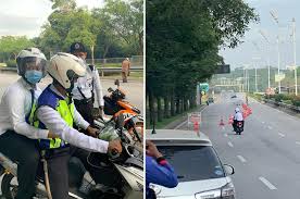 I would like to complain the below 2 cars that obstructing traffic klang and threatening people using bad words and beat/fight with people and shouting in the public.(1st car found in taman teluk pulai,klang & 2nd car found in. Kind Abang Polis Gives A Ride To Student So That He Could Get To Exam On Time Kaw Rojak Daily