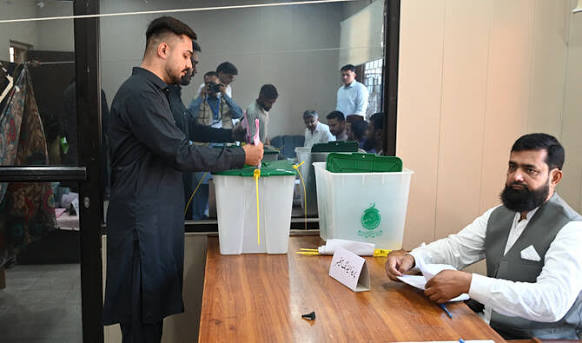 Voting extended by an hour in first phase of Azad Kashmir election amid heavy security | Arab News PK