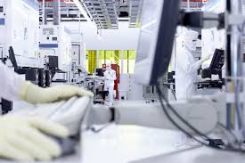 Der reinraum wird bereits vorbereitet, die bauarbeiter tragen daher schutzanzüge. Globalfoundries Dresdner Fab 1 Lieferte 250 000 32 Nanometer Wafer An Amd Aus