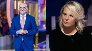 Maria De Filippi si prende il Grande Fratello, il colpo a Signorini