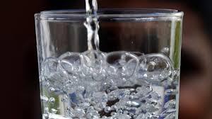 Certains dépôts de fer, de manganèse ou de rouille peuvent parfois lui donner un aspect brunâtre. Belgique Bientot La Carafe D Eau Gratuite Dans Tous Les Bars Et Restos