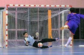 Tendangan bebas tidak langsung diberikan pada tim lawan, jika seorang penjaga gawang telah melakukan salah satu pelanggaran dibawah ini : Tendangan Bebas Dan Pinalti Dalam Futsal Kabar Sport