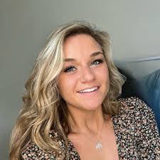 Anna Cass's Instagram, Twitter & Facebook