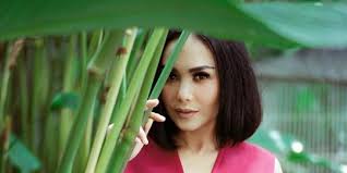 Raffi lihat gigi jadi yuni shara, salting nih! 10 Potret Rumah Yuni Shara Bergaya Kolonial Dan Ada Studio Lukisnya Merdeka Com