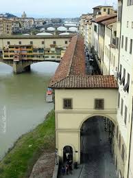 Juste Avant Le Ponte Vecchio Sous Les Premieres Arcades Avant D Arriver Au Pont Il Y A Des Peintres De Rues D Firenze Italy 10 Days In Italy Florence Italy