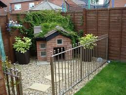 The Brick Design On This Doghouse Is Nice But I Especially Like The Use Of Space By Creating A Private C Kopek Kulubeleri Dogadaki Etkinlikler Kopek Yataklari