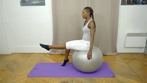 Certaines postures de yoga permettent de limiter cette sensation désagréable, en renforçant le bas du corps et en boostant la circulation sanguine. Swiss Ball Se Muscler Et Soulager Le Mal De Dos Minutefacile Com