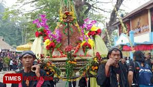 Konon salah seorang pendiri kabupaten ini yakni batoro katong. Larungan Telaga Ngebel Tradisi Syukuran Masyarakat Ponorogo Times Indonesia