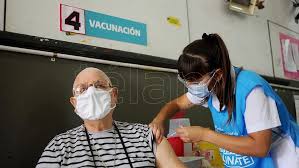 Autorizada por anmat, tiene menor eficacia en adultos mayores. Provincia De Buenos Aires Comenzo La Vacunacion A Mayores De 70 Anos Telam Agencia Nacional De Noticias