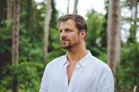 Akteur) bekannt durch in der falle, die stille danach, ein sommer im allgäu, viel zu nah. Jungbleiben Verbindet Theatermensch Philipp Hochmair Im Interview Jungbleiben Das Voslauer Magazin