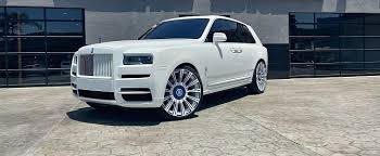 It is available in only one variant and 2 colours. Nba Player S One Of One Rolls Royce Cullinan Delicately Shows The Team Spirit Autoevolution