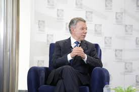 En el planton de la indagaroria de alvaro uribe de hoy (8 de octubre 2019) reaparece don raul carvajal, quien lleva muchos años esperando justicia, el es una de las victimas de los falsos positivos del gobierno uribe. P5f Voqfgg Ium