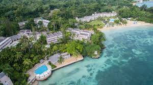 If you're looking for things to see and do in the area, you might want to stop in and see honolulu zoo and waikiki beach. Couples Sans Souci