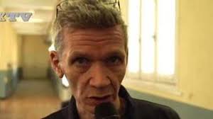 G8, Cowell alla Diaz per parlare di diritti umani: «Non è cambiato nulla»