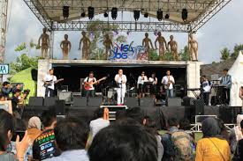 Lirik lagu serta video feel this moment mp4 atau 3gp. Everyday Perkenalkan Lagu Lagu Baru Di Ngayogjaz 2017 Yogya Gudegnet