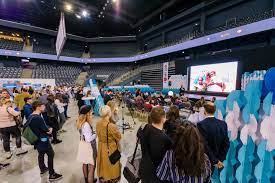 Proiectul ''târgul de cariere'', demarat iniţial în anul 2006 de agenţia fapte, se derulează în marile oraşe din ţară şi se adresează angajatorilor de orice profil şi tuturor tinerilor interesaţi de oportunităţi de carieră. Targul De Cariere Cluj Peste 1200 De Oameni Au Aplicat La Peste 600 De Locuri De MuncÄ Cluju Ro