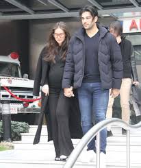 Fahriye evcen ve burak özçivit evlilik yolunda ilk adımı attı. Burak Ozcivit Ile Fahriye Evcen In Bebeklerinin Ismi Belli Oldu Magazin Haberleri Ntv