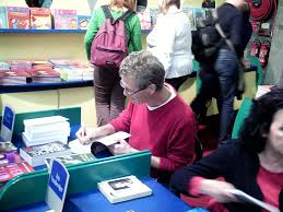 Zijn verhalen zijn te herkennen aan de realistische benadering van de thematiek, de inleving in het wereldje van jongeren en zijn vlotte schrijfstijl. File Dirk Bracke Jpg Wikimedia Commons