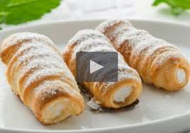 In Dieser Einfachen Videoanleitung Sehen Sie Wie Sie Mini Schaumrollen Schritt Fur Schritt Selbst Zubereiten S Schaumrollen Rezept Rezepte Lebensmittel Essen