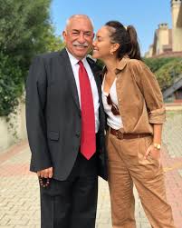 Duygu sarışın (ufak tefek cinayetler burcu) kimdir? Duygu Sarisin I Ne Kadar Taniyorsunuz Kimin Kizi Oldugunu Biliyor Musunuz