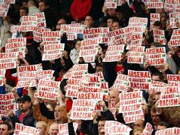 Menschen mit migrationshintergrund werden oft mit diskriminierenden kommentaren konfrontiert. Premier League News England Startet Rassismus Meldesystem