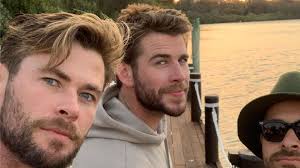 The official facebook page for liam hemsworth management: Mit Chris Und Co Liam Hemsworth Entspannt Nach Trennung Promiflash De
