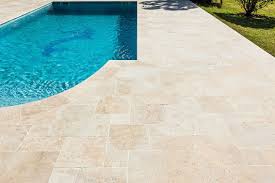 Plage De Piscine En Travertin Carrelage Exterieur Piscine Travertin Terrasse Terrasse Pierre