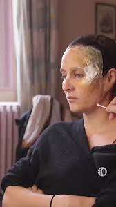 Charity Jones doit écrire un article sur Erik Gallagher, qui distribue des  milliers de cadeaux chaque année pour Noël. Mais d'où viennent ces cadeaux  ? 😏 ⏰📺 Coup de foudre pour l'apprenti