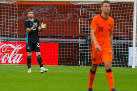 Unai simón is a goalkeeper for athletic club and wears the number 1. El Convincente Debut De Unai Simon O Como Salir Airoso De Tantos Riesgos Con Los Pies Futbol