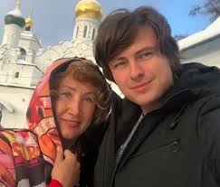 Жиголо или альфонс?» — 5 самых известных пар российского шоу-бизнеса, где  он гораздо моложе её - КИНОХИТ - Медиаплатформа МирТесен