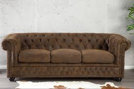 A Chester Kanape Exkluziv Es Elegans A Chesterfield Kanape Egy Igazi Design Klasszikus Mely Sosem Megy Ki A Divatbol A Stepp Sofa Couch Styling Couch Design