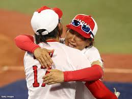 宇津木麗華（うつぎ れいか）新監督 は、1963年6月1日生まれ。 現在、53歳。 所属チームはビックカメラ女子ソフトボール高崎です。 数年前まではルネサス高崎だったチームで、上野由岐子選手ら有力選手が所属。 女子ソフトボール日本リーグ屈指の競合チームです! Sj5or1rz8nlvgm