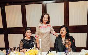 Tan sri vincent tan, puan sri esther tan and puan sri zaleha ismail popped three giant black balloons to reveal the colour pink inside. Puan Sri Esther Tan Kee Hua Chee Live Part 3 Winnie Sin Hosts Dinner For Puan Sri Wong Kee Choo Gipsonsan
