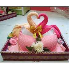Jika model sebelumnya berbentuk ikan, hantaran yang satu ini juga tidak kalah unik dengan desain pasangan ayam. Hantaran Seserahan Nikah Isi Set Pakaian Dalam Wanita Shopee Indonesia