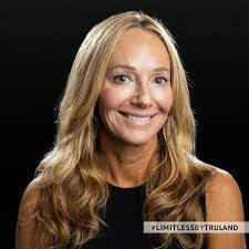 Gina Cox's Instagram, Twitter & Facebook