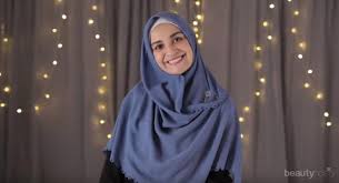 Nah, demi menambah semangatmu berhijab, hipwee style akan membagikan 11 tutorial hijab menutup dada yang nggak cuma syar'i, tapi juga gampang banget buat kamu pakai! Tutorial Hijab Segi Empat Menutup Dada Versi Shireen Sungkar